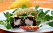 Arancini di riso nero con ricotta e salsa di pomodoro profumati al limone